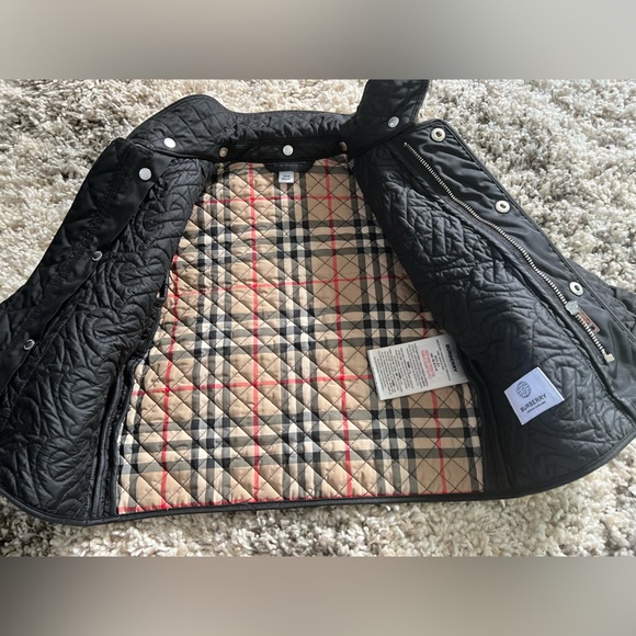 Black Burberry jacket comes with attachment hood - Picture 2 of 3